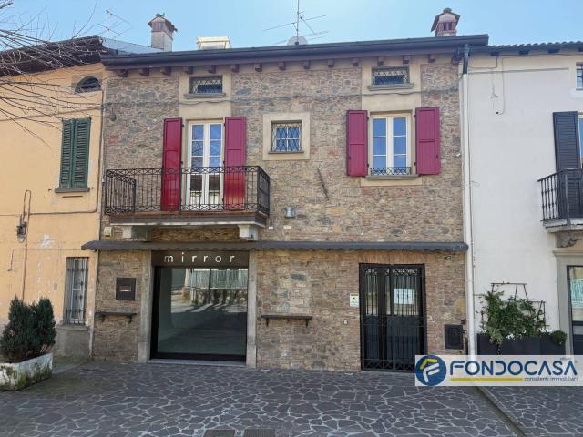 Locale commerciale in affitto a Palazzolo sull'Oglio