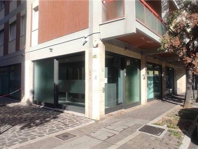 Locale commerciale in affitto a Pescara