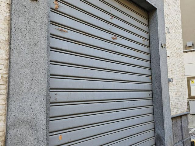 Locale commerciale in affitto a Pomigliano d'Arco