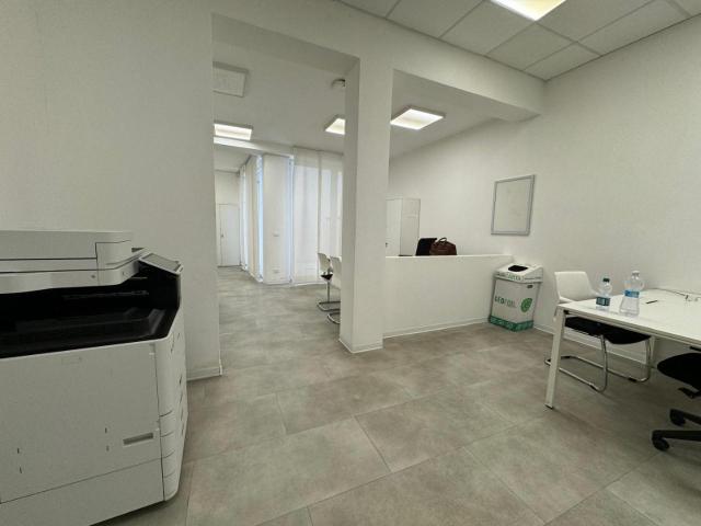 Locale commerciale in affitto a Pontedera