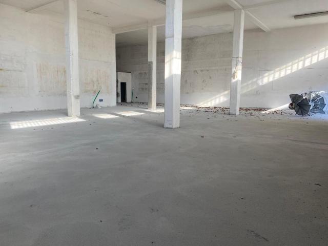 Locale commerciale in affitto a Pontedera