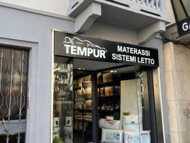 Locale commerciale in affitto a Rivoli