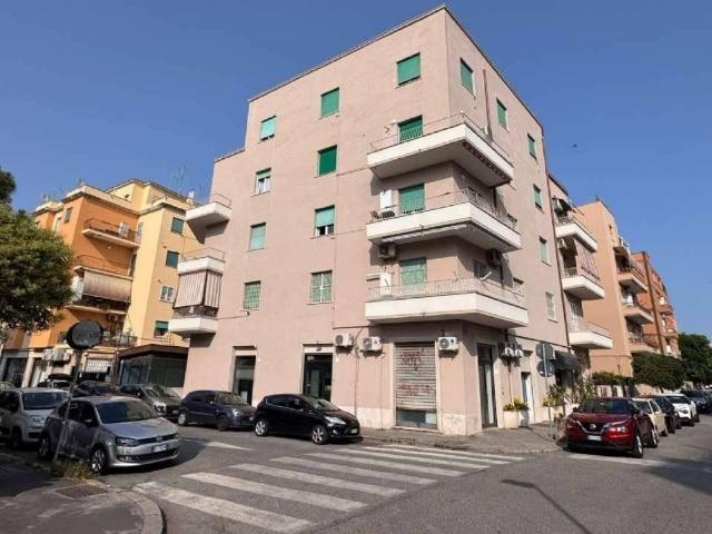 Locale commerciale in affitto a Roma
