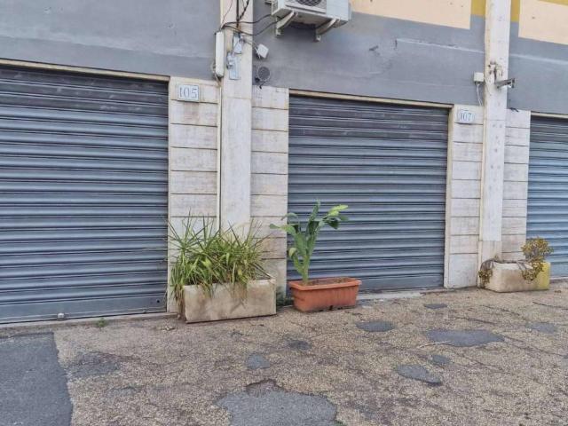 Locale commerciale in affitto a Roma