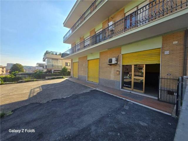 Locale commerciale in affitto a Roma