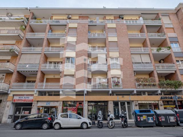 Locale commerciale in affitto a Roma, Camilluccia