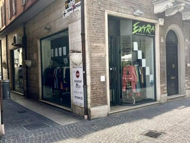 Locale commerciale in affitto a San Benedetto del Tronto, Centralissima