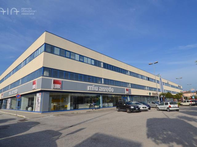 Locale Commerciale in affitto a San Benedetto del Tronto, Porto D'ascoli residenziale