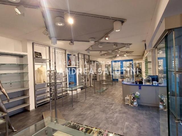 Locale commerciale in affitto a Santa Maria a Monte