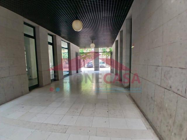 Locale commerciale in affitto a Saronno, Centro