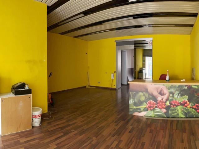 Locale commerciale in affitto a Savona, Villapiana