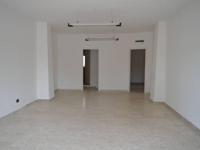 Locale commerciale in affitto a Vasto, Vasto Paese