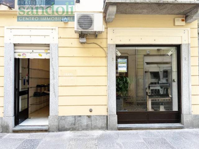Locale commerciale in affitto a Vercelli, Centro