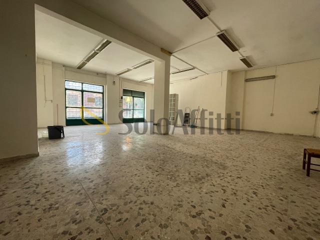 Locale commerciale in affitto in via emanuele campolongo, Maddaloni