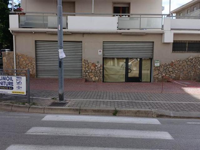 Locale commerciale in Affitto in zona SEMICENTRO