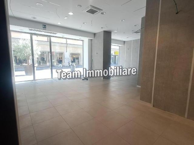 Locale commerciale in affitto, Livorno centro
