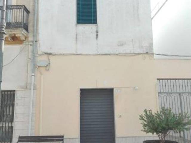 LOCALE COMMERCIALE in PIAZZA