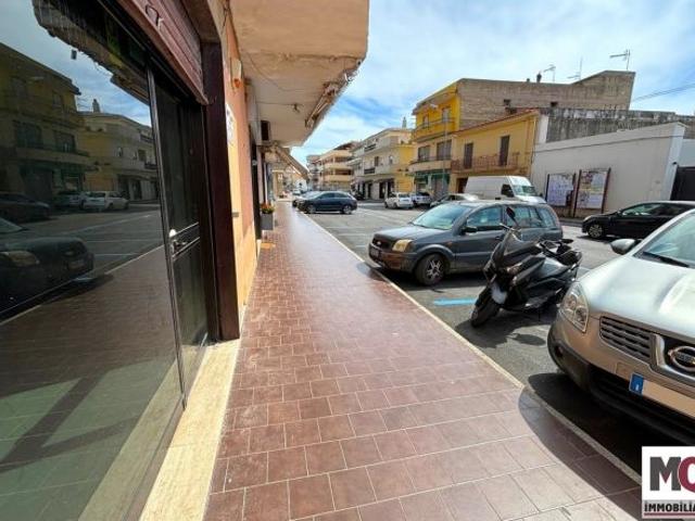 LOCALE COMMERCIALE IN PIENO CENTRO VIA VENEZIA MONDRAGONE Rif. V2994