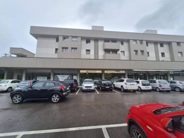 Locale commerciale in vendita a Montebelluna, La Pieve