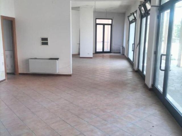 Locale commerciale in vendita a Bucine