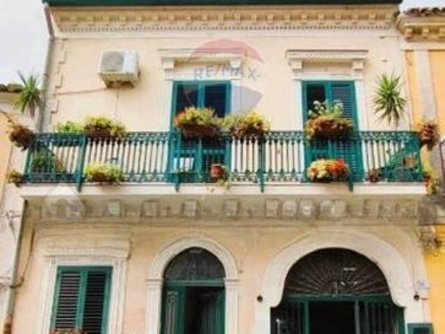 Locale Commerciale in vendita a Motta Sant'Anastasia