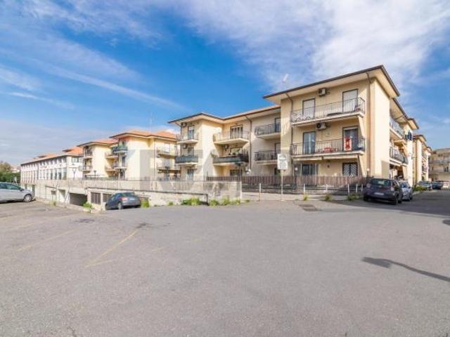 Locale Commerciale in vendita a Motta Sant'Anastasia