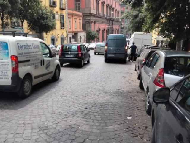 Locale commerciale in vendita a Napoli