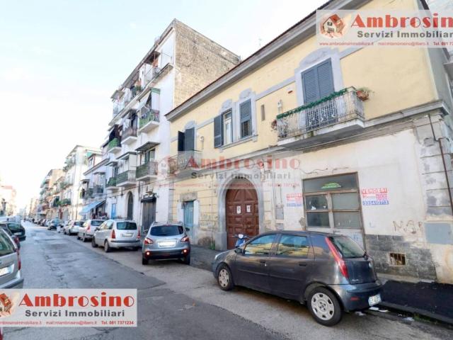 Locale commerciale in vendita a Napoli