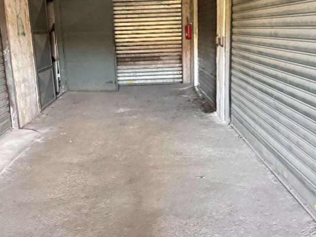 Locale commerciale in vendita a Napoli