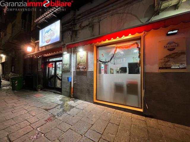Locale commerciale in vendita a Napoli, San Carlo Arena