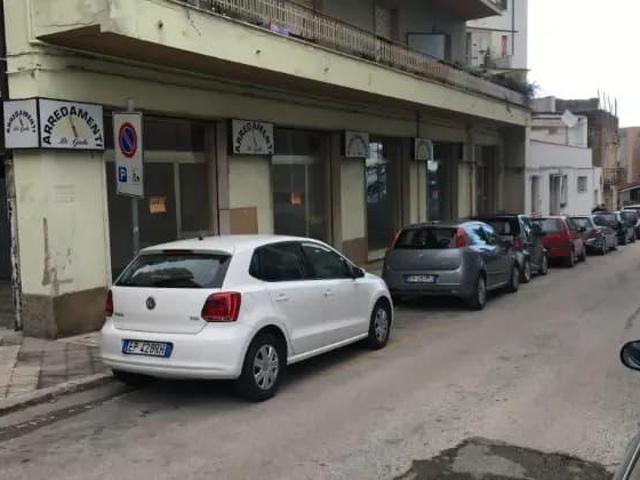 Locale commerciale in vendita a Ortona