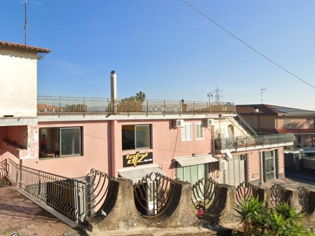 Locale commerciale in vendita a Aci Catena