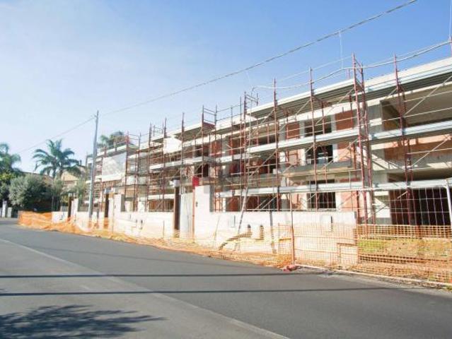 Locale Commerciale in vendita a Aci Sant'Antonio