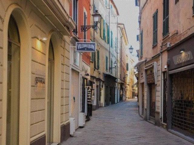 Locale commerciale in vendita a Alassio