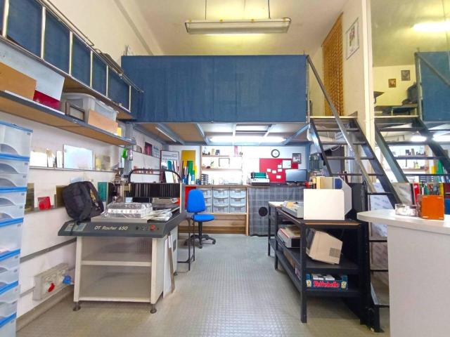 Locale commerciale in vendita a Ancona