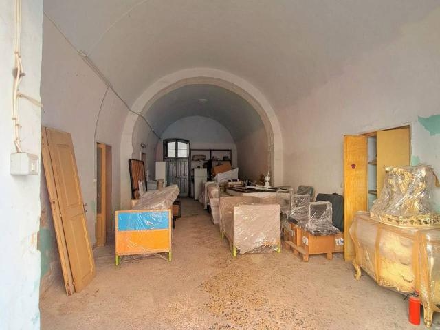 Locale commerciale in vendita a Andria
