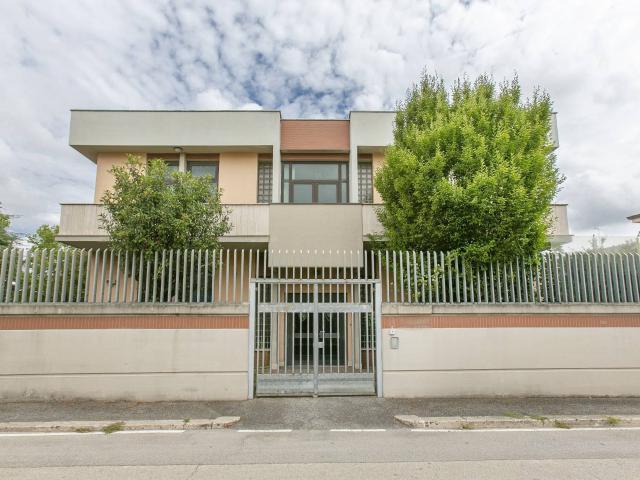 Locale commerciale in vendita a Aprilia