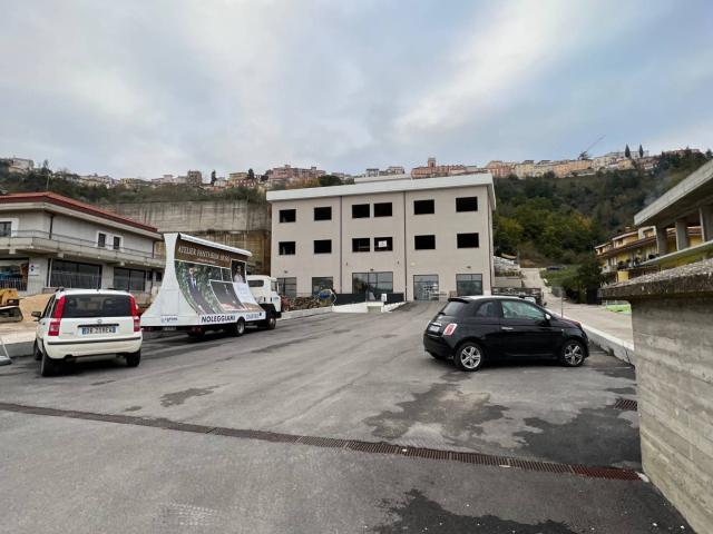 Locale commerciale in vendita a Ariano Irpino, via variante