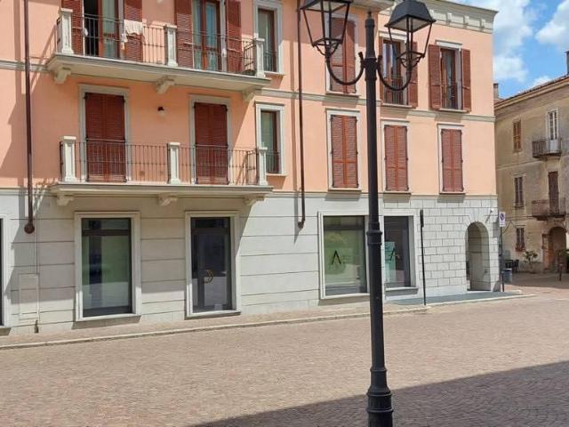 Locale commerciale in vendita a Arona