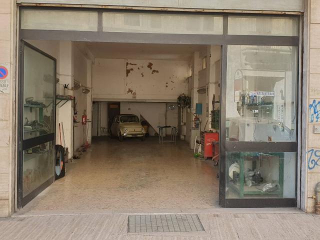 Locale commerciale in vendita a Ascoli Piceno, Campo Parignano