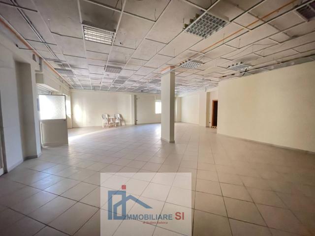 Locale commerciale in vendita a Benevento, Cappuccini