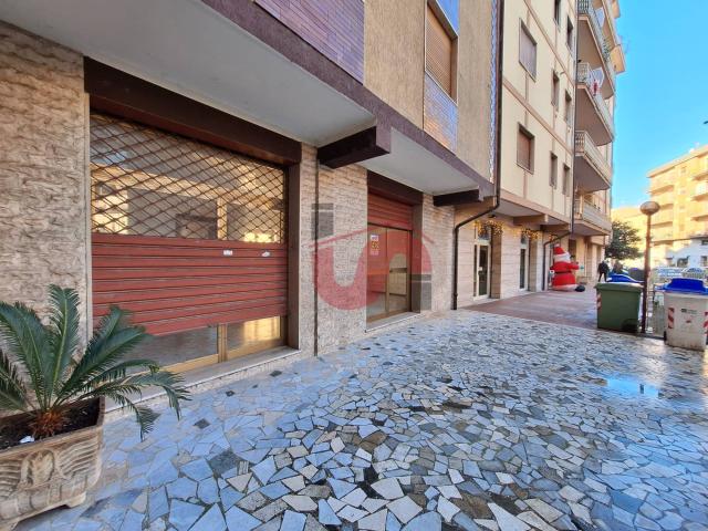 Locale commerciale in vendita a Benevento, Centro