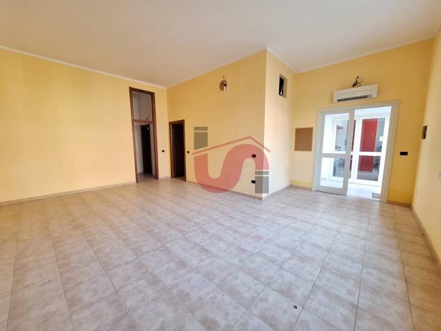 Locale commerciale in vendita a Benevento, Centro