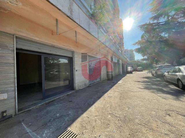 Locale commerciale in vendita a Benevento, Centro
