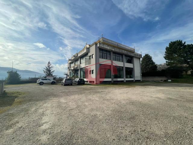 Locale commerciale in vendita a Benevento, CONTRADE