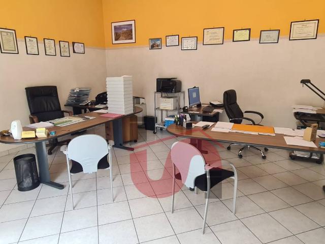 Locale commerciale in vendita a Benevento, Mellusi