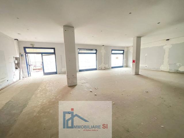 Locale commerciale in vendita a Benevento, Mellusi