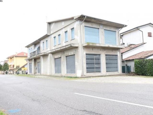 Locale commerciale in vendita a Bondeno