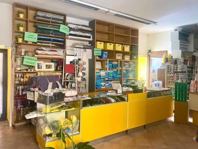 Locale commerciale in vendita a Borgo Ticino