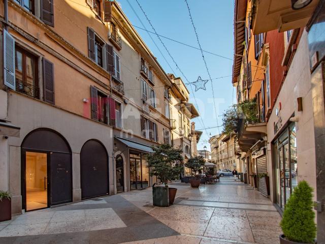 Locale commerciale in vendita a Brescia, Centro storico pregiato